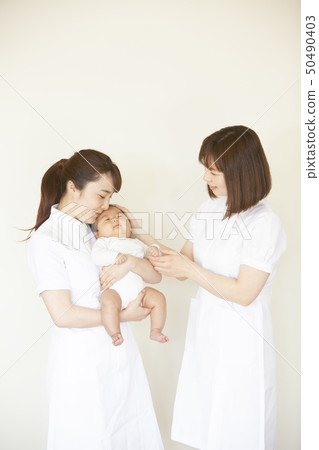 護士抱著新生兒 50490403
