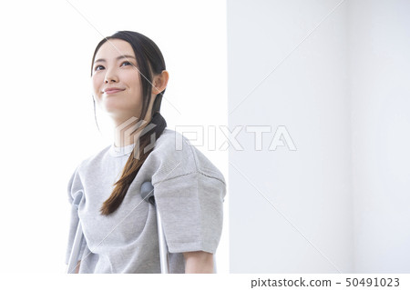 拐杖的女人 拐杖的女人 50491023