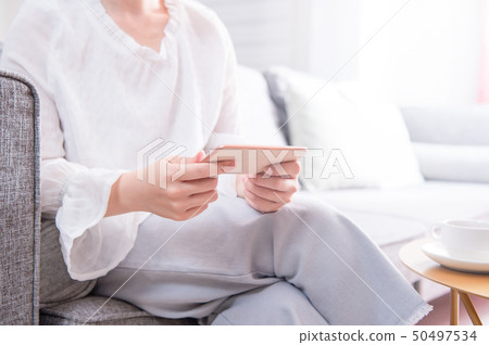 Female Shakoya guest machine sofa smartphone living room living room smartphone 50497534