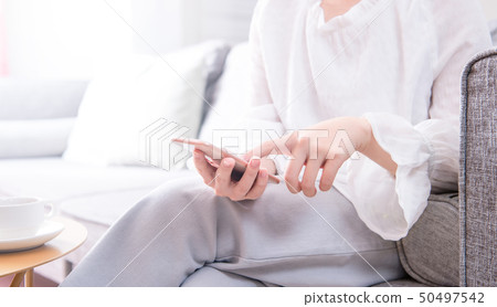 Female Shakoya guest machine sofa smartphone living room living room smartphone 50497542