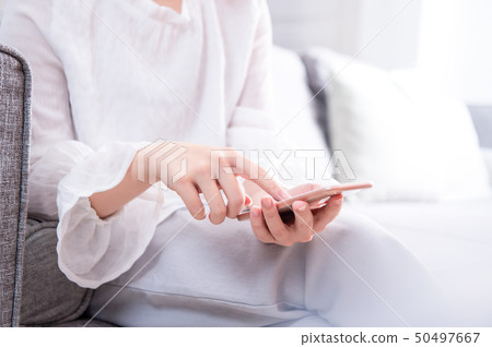 Female Shakoya guest machine sofa smartphone living room living room smartphone 50497667