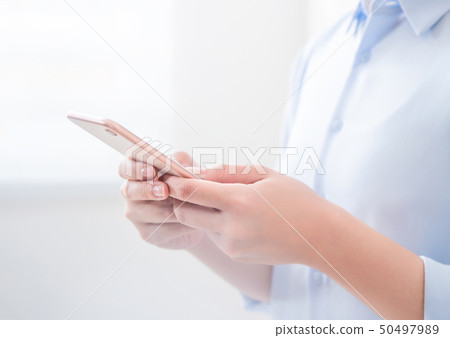 婦女的公共辦公室商業手持商務辦公智能手機移動商務智能手機 50497989