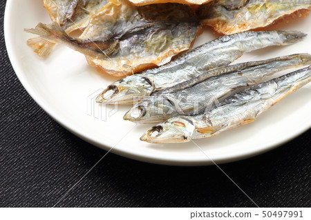 兩種海鮮小吃(用於燒烤和烤小鯖魚)。 兩種海鮮小吃(用於燒烤和烤小鯖魚)。 50497991