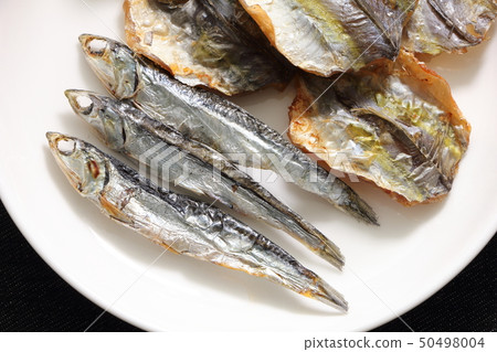 Two kinds of seafood snacks (for grilling and grilled small horse mackerel). 50498004
