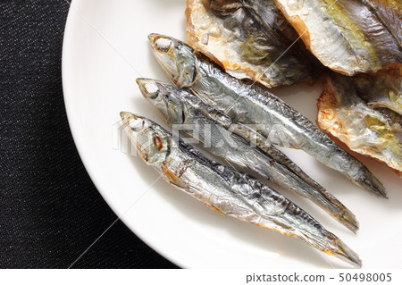 兩種海鮮小吃(用於燒烤和烤小鯖魚)。 兩種海鮮小吃(用於燒烤和烤小鯖魚)。 50498005