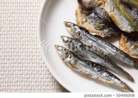 兩種海鮮小吃（用於燒烤和烤小鯖魚）。 50498006