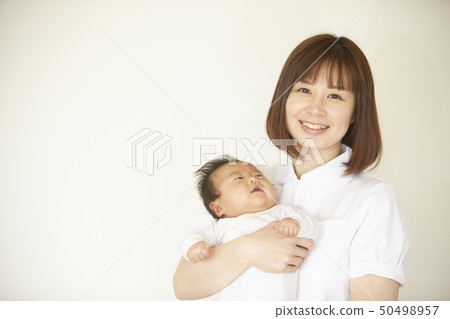 護士抱著新生兒 護士抱著新生兒 50498957
