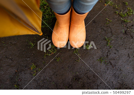 兒童靴子和雨傘 50499297