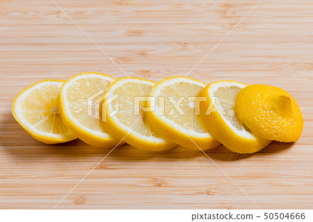 The background of the wood に fresh な yellow いレモンスライス, ビタミン C, 栄 価 いレモン いレモン The background of the wood に fresh な yellow いレモンスライス, ビタミン C, 栄 価 いレモン いレモン 50504666