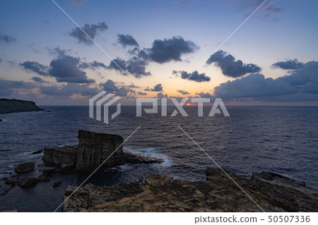 日本的最西邊的Yonagunijima,軍艦岩(Sanninou)和日出 日本的最西邊的Yonagunijima,軍艦岩(Sanninou)和日出 50507336