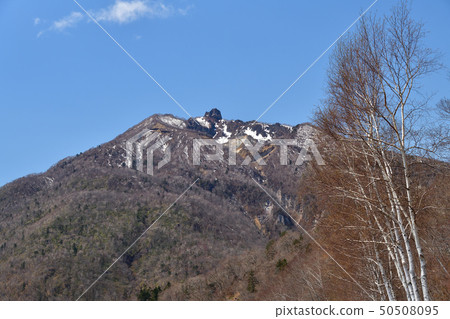 從日本千歲湖的Shikotsu湖畔拍攝剩餘的雪Eniwadake的景觀 從日本千歲湖的Shikotsu湖畔拍攝剩餘的雪Eniwadake的景觀 50508095