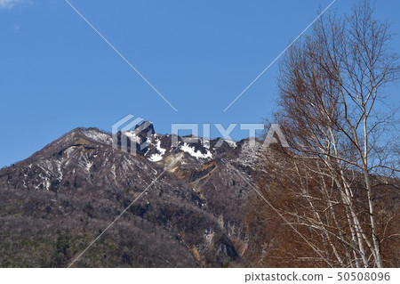 從日本千歲湖的Shikotsu湖畔拍攝剩餘的雪Eniwadake的景觀 從日本千歲湖的Shikotsu湖畔拍攝剩餘的雪Eniwadake的景觀 50508096