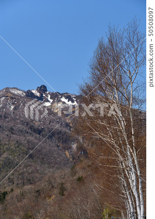 從日本千歲湖的Shikotsu湖畔拍攝剩餘的雪Eniwadake的景觀 50508097