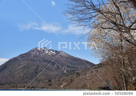 Photographing the landscape of the remaining snow Eniwadake from the lakeside of Lake Shikotsu, Chitose, Japan Photographing the landscape of the remaining snow Eniwadake from the lakeside of Lake Shikotsu, Chitose, Japan 50508099