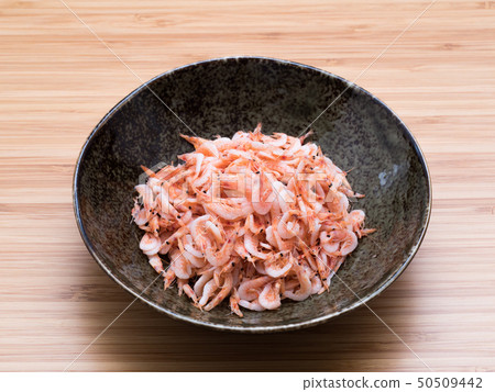 Sakura shrimp with fried potatoes 50509442