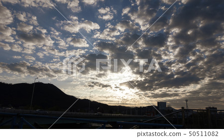 日落天空和藻類山剪影 日落天空和藻類山剪影 50511082