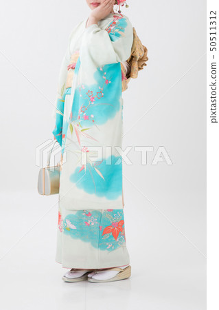Woman in long-sleeved kimono 50511312