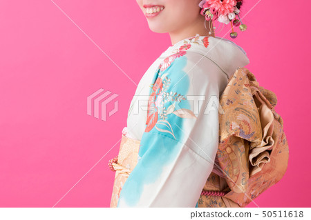 Woman in long-sleeved kimono 50511618