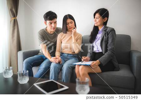 Couples are deciding on home loans with agent. 50515349