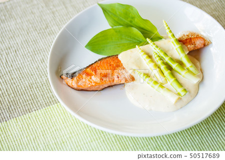 櫻桃三文魚配味噌奶油醬 櫻桃三文魚配味噌奶油醬 50517689