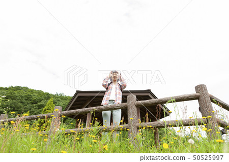 調查雙筒望遠鏡的婦女 50525997