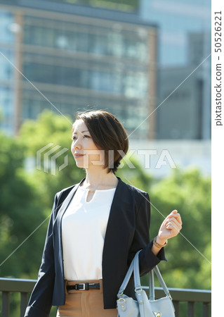 走與袋子的女商人 50526221