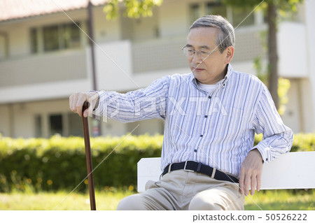 老人坐在長凳上 50526222