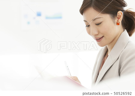 微笑有筆記本的女商人 50526592