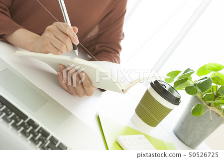 女實業家的手在筆記本的文字筆記 50526725