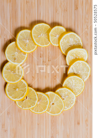 The background of the wood に fresh な yellow いレモンスライス, ビタミン C, 栄 価 いレモン いレモン 50528575