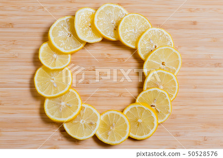 The background of the wood に fresh な yellow いレモンスライス, ビタミン C, 栄 価 いレモン いレモン 50528576