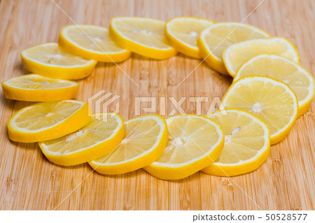 The background of the wood に fresh な yellow いレモンスライス, ビタミン C, 栄 価 いレモン いレモン 50528577