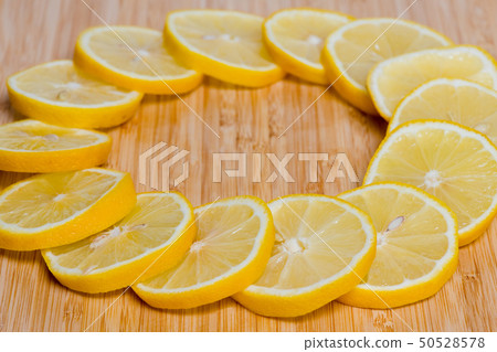 The background of the wood に fresh な yellow いレモンスライス, ビタミン C, 栄 価 いレモン いレモン 50528578