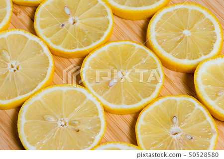 The background of the wood に fresh な yellow いレモンスライス, ビタミン C, 栄 価 いレモン いレモン The background of the wood に fresh な yellow いレモンスライス, ビタミン C, 栄 価 いレモン いレモン 50528580