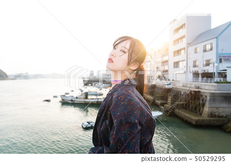 女人的旅程海上日落 50529295