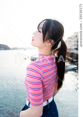女人的旅程海上日落 50530175