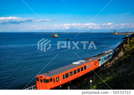 Amaharu Kaigan Man Rock, Himi Line and Tateyama Mountain Range 2010.04 b 50533722