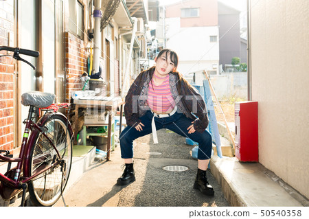 在一條薄巷子裡的女人 50540358