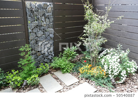 一個帶石籠的小花園 一個帶石籠的小花園 50540887