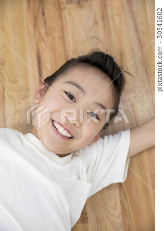 說謊在地板上的女孩 50541602