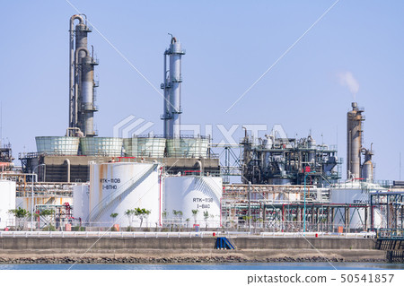 四日市工廠風景蒸餾塔和坦克KH Neochem Yokkaichi工廠 50541857