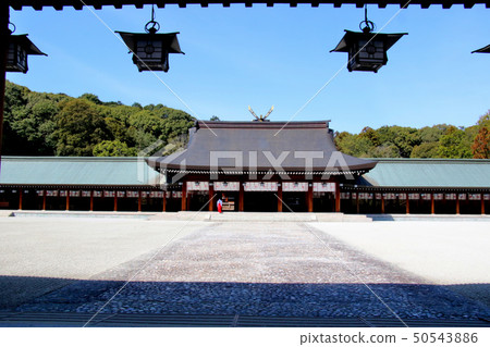 在hakoneyama山的背景下 一个神社少女爬上石阶 从筱原神宫隐藏的空间向主大厅望去 令人 图库照片