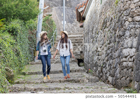 兩名婦女在沖繩旅行 兩名婦女在沖繩旅行 50544491