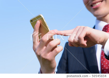 操作智能手機的商人 操作智能手機的商人 50545834