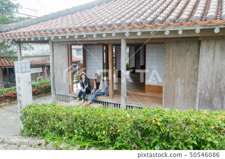 沖繩旅行休息在老民間房子裡的兩名婦女 50546086