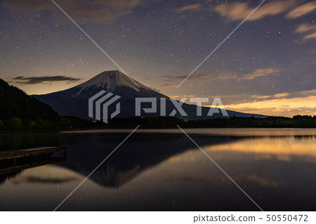 (Shizuoka Prefecture) Mt. Fuji and the starry sky seen from Lake Tanuki 50550472