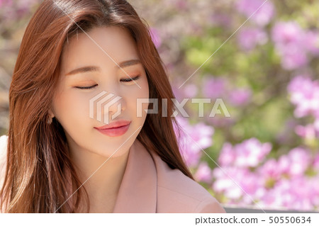 A woman enjoying a happy everyday scene A woman enjoying a happy everyday scene 50550634