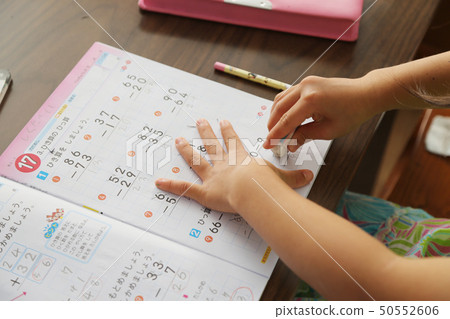 小學生的手做數學作業 50552606