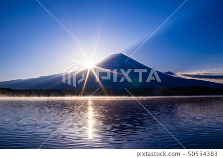 [靜岡縣]谷岐湖黎明時的富士山 50554383