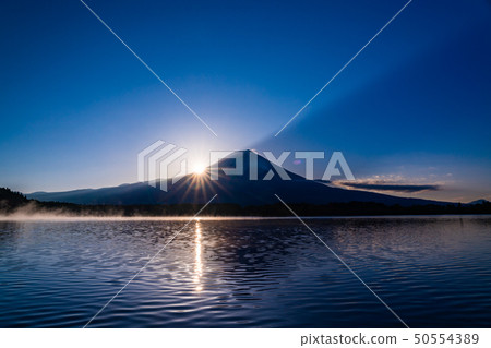 [Shizuoka Prefecture] Mt. Fuji at dawn of Lake Tanuki 50554389